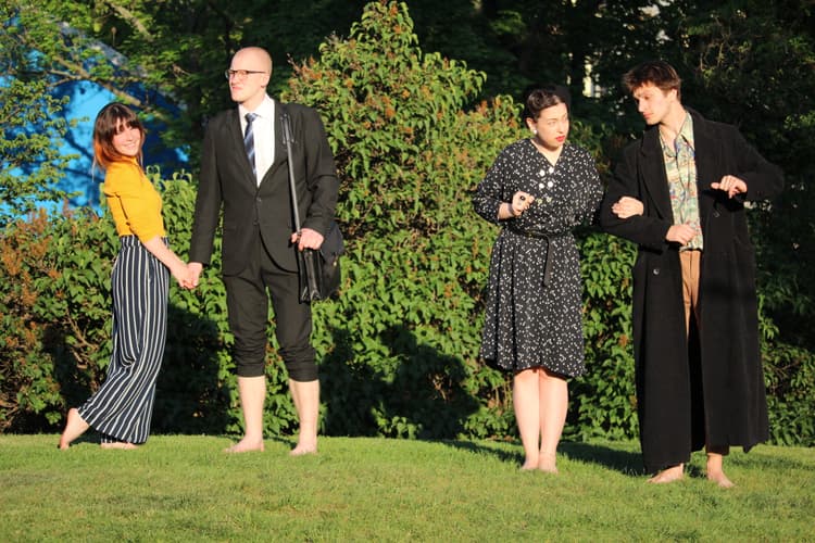 Bosé nohy v parku