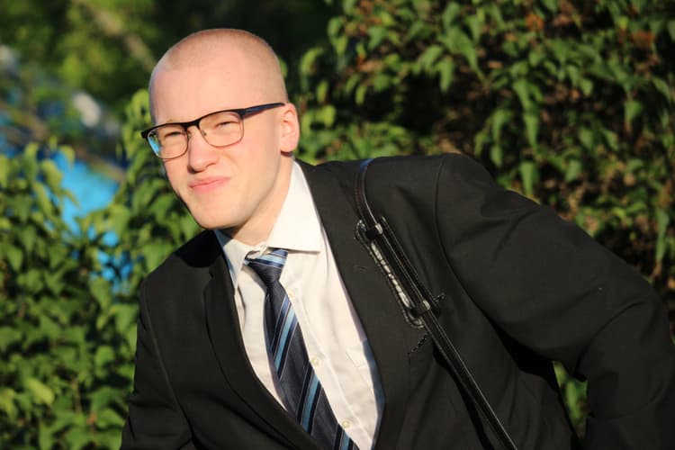 Bosé nohy v parku